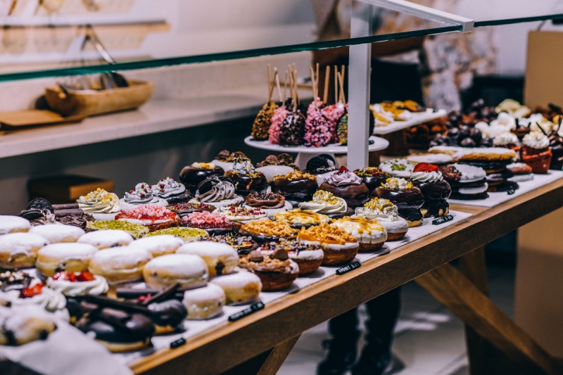 boulangerie-LA SEYNE SUR MER-min_shop_dessert_pastry_bakery_counter-184398